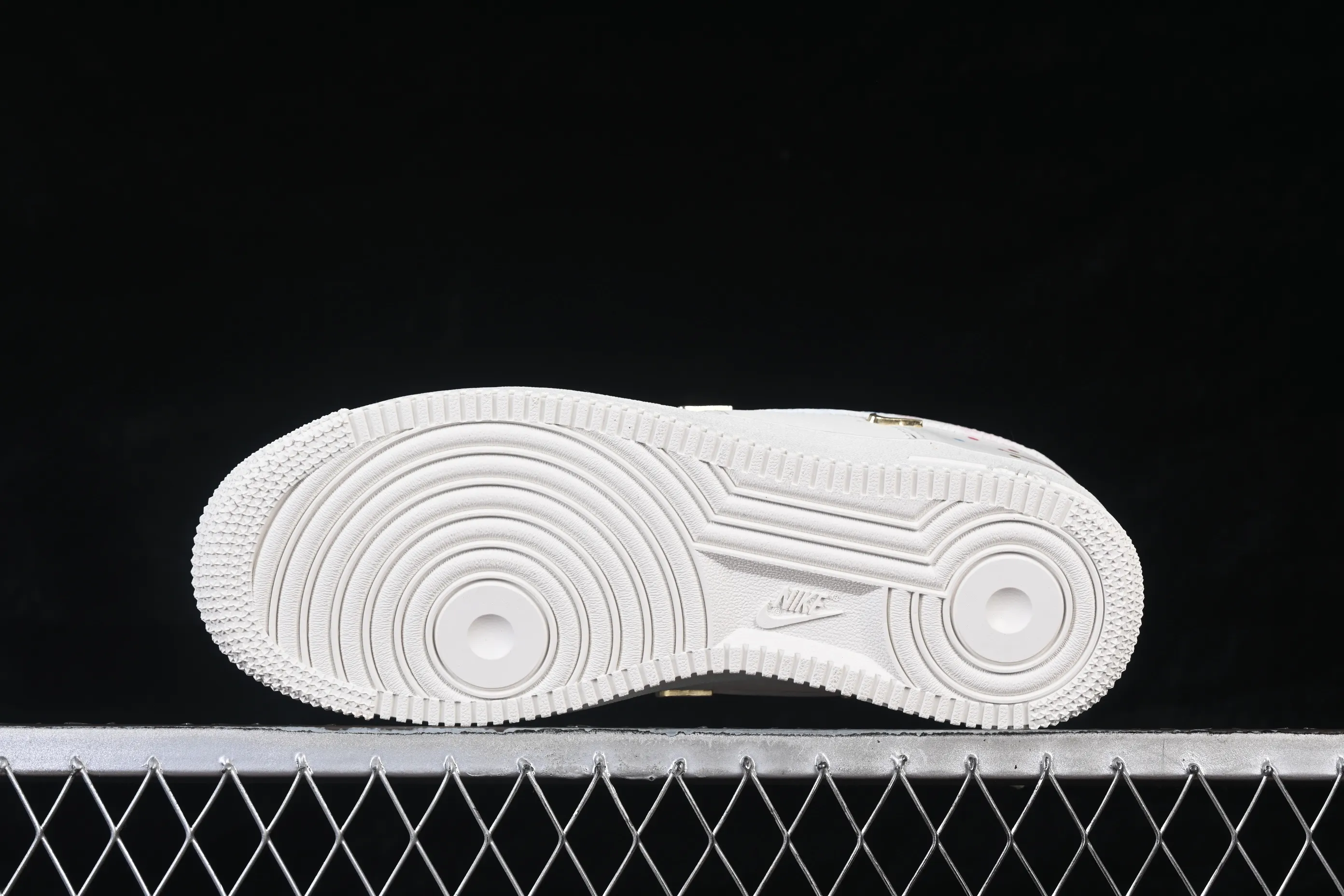 All categories Nk Air Force 1 Air Force series Nk Air Force 1 Low Air Force low top Nike Air Force 1'07 Low Two-dimensional theme Four hook color spray Air Force 1 low-top casual sneakers ZH0316-151
